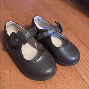 The Children's Place Brown Girls Mary Jane Dress Shoes with Flower Accent